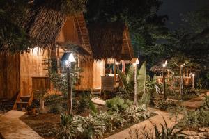 una casa con techo de paja y patio en Wonderland, en Siquijor