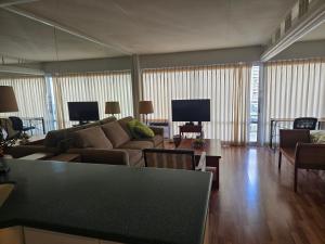 Una televisión o centro de entretenimiento en Ilikai luxury suites - unit#1123