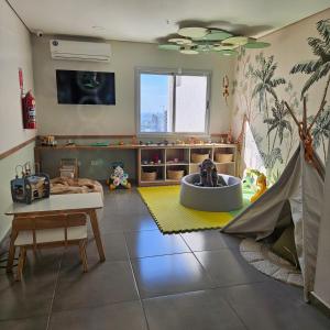 a room with a play room with a dog in a tub at MINT APARTMENT 1 HAB, Piscina, Shopping del Sol in Asuncion