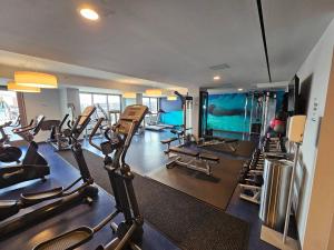 霍博肯Newluxe 2bd2ba W Pool & More的健身房里有很多健身器材