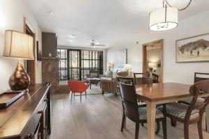 Khu vực ghế ngồi tại 320 Chapel Square condo