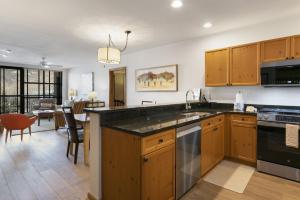 Nhà bếp/bếp nhỏ tại 320 Chapel Square condo