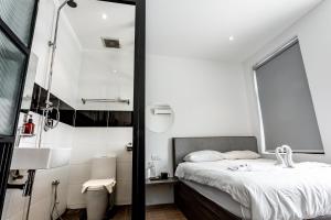 Postel nebo postele na pokoji v ubytování Earnest Hotel Georgetown
