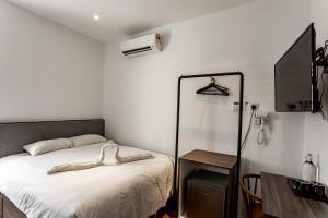 Postel nebo postele na pokoji v ubytování Earnest Hotel Georgetown
