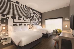 Letto o letti in una camera di Radisson Red Minneapolis Downtown