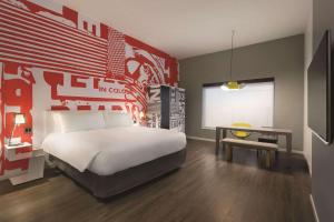 Letto o letti in una camera di Radisson Red Minneapolis Downtown
