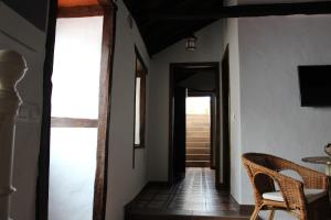 korytarz z dwoma krzesłami i stołem w domu w obiekcie Casitas La Montañita w mieście El Paso