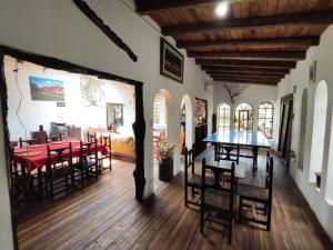 a room with a table and chairs and a dining room at Hostería Tiopullo in Lasso