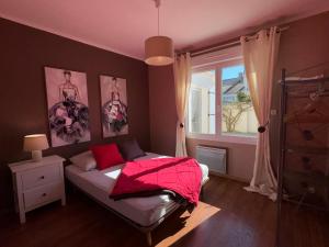 ein Schlafzimmer mit einem Bett und einem Fenster in der Unterkunft Spacieuse Maison avec Piscine Privée - Cœur de Saint Jean de Monts - FR-1-323-381 in Saint-Jean-de-Monts