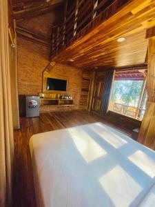 Un dormitorio con una cama grande en una habitación. en KND Wind Valley Bình Thuận, en Xóm Chum Găng
