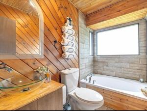 Pocono Country PlaceにあるCabin Retreat with Hot Tubの浴槽、トイレ、洗面台を備えたバスルーム +13枚の写真