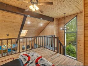Pocono Country PlaceにあるCabin Retreat with Hot Tubのバルコニー(天井ファン付)