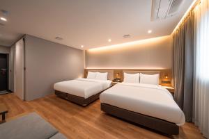 Postel nebo postele na pokoji v ubytování Comfort inn Yeouido