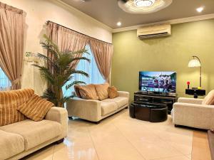 TV a/nebo společenská místnost v ubytování Kota Laksamana 2-Strey Walk to Jonker