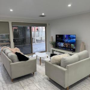 TV a/nebo společenská místnost v ubytování Mahzan on Braid Ensuite