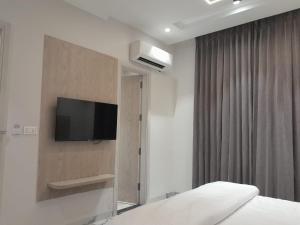a bedroom with a tv on the wall and a bed at The Royal Inn in Bāba Bakāla