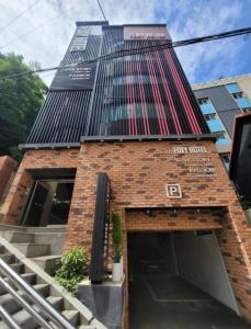 un bâtiment en briques avec un grand bâtiment de grande hauteur dans l'établissement Nampo Foxy Hotel, à Busan