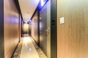 un couloir avec une porte et une passerelle éclairée dans l'établissement Nampo Foxy Hotel, à Busan 10 autres photos