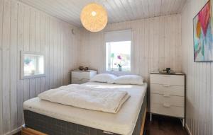 Amazing Home In Årjäng With Lake View客房内的一张或多张床位