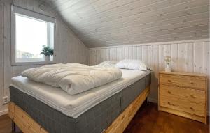Amazing Home In Årjäng With Lake View客房内的一张或多张床位
