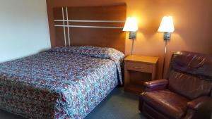 Ένα ή περισσότερα κρεβάτια σε δωμάτιο στο Travelers Lodge Marshall
