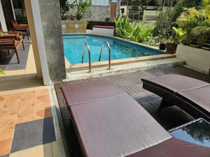 Der Swimmingpool an oder in der Nähe von DB Studios Samui - Adults Only