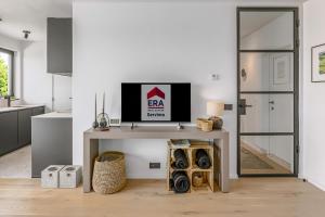 东代恩凯尔克Kenydou 0101G的客厅配有桌子和电视机