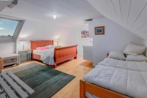 a bedroom with two beds and a window at Juliette V4 P in Oostduinkerke