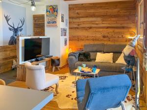 Телевизор и/или развлекательный центр в Bel appartement aux Gets avec sauna, jacuzzi et Wi-Fi - FR-1-671-289