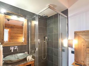 Ванная комната в Bel appartement aux Gets avec sauna, jacuzzi et Wi-Fi - FR-1-671-289 +16 фотографий