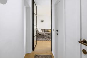 东代恩凯尔克Kenydou 0101G的有门通往客厅的走廊 更多15张照片