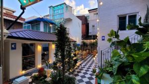 Budova, kde se aparthotel nachází