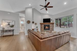Una sala de estar con un sofá y una chimenea. en Luxury Mountain Retreat with studio apartment, en Williams
