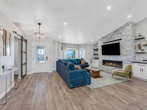 ein Wohnzimmer mit einer blauen Couch und einem Kamin in der Unterkunft Pickleball at 7000ft Private home with Court in Elden Pueblo + 27 Fotos