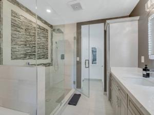 ein Badezimmer mit Glasdusche und Waschbecken in der Unterkunft Pickleball at 7000ft Private home with Court in Elden Pueblo