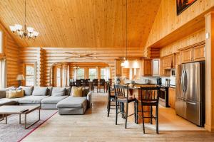 a living room with a couch and a kitchen at Fiddler Lake Resort - Elk 96 in Mille-Isles