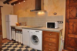 A kitchen or kitchenette at Apartamentos Turismo Rural Casa Purroy