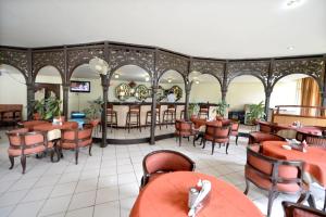 Ruang duduk di Karna Lake Tourist Resort +10 gambar