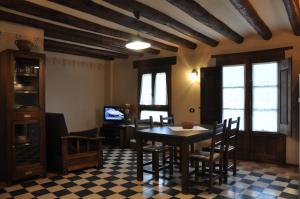 a kitchen and dining room with a table and chairs at Apartamentos Turismo Rural Casa Purroy in El Grado
