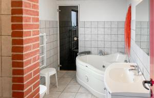 Ένα μπάνιο στο Lovely Home In Faaborg With Sauna
