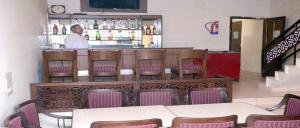 JīndBulbul Tourist Resort的站在餐厅酒吧的男人