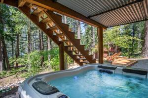 Bazén v ubytování Lakefront Log Cabin with Hot Tub, Huge Game Room and Direct Access to Cle Elum Lake nebo v jeho okolí