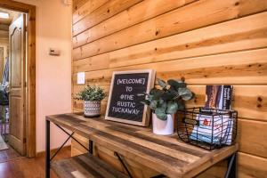 eine Holzwand mit einem Tisch und einem Schild darauf in der Unterkunft Spacious Cozy Cabin Retreat on 5-Acres with HotTub in Elden Pueblo + 77 Fotos