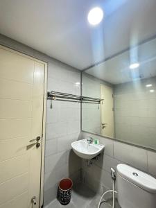 Vannituba majutusasutuses PakuwonMall Apartment Anderson 2BR by B&B Host