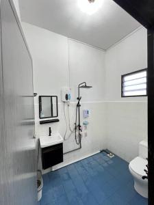 Et badeværelse på Wafa Homestay Kluang