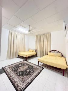 En eller flere senge i et værelse på Wafa Homestay Kluang