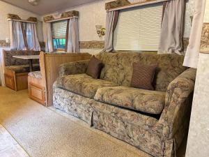 Posezení v ubytování Lakefront RV Cottage in Parry Sound #14