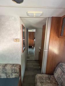 Posezení v ubytování Lakefront RV Cottage in Parry Sound #10
