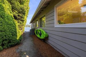 Gallery image of Modern Beachfront Cabin with Hot Tub and Spectacular Views in Allyn