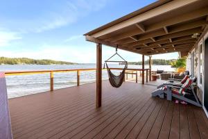 Gallery image of Modern Beachfront Cabin with Hot Tub and Spectacular Views in Allyn